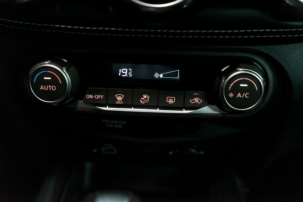 Panel del climatizador digital de un auto