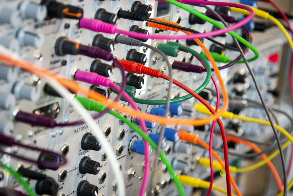 Cables eléctricos de colores del sistema eléctrico de un auto