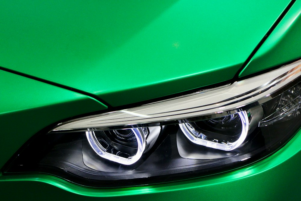 Foco nuevo instalado en un auto verde