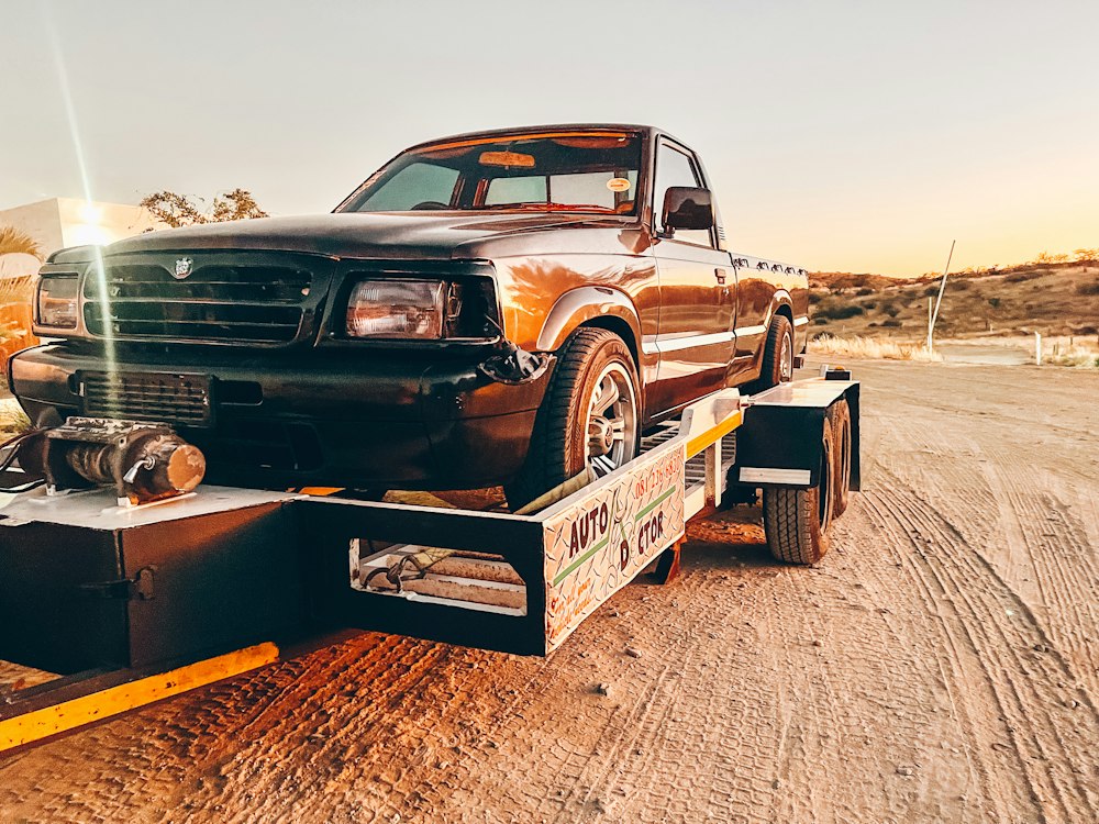Camioneta trasladada en plataforma hacia el taller