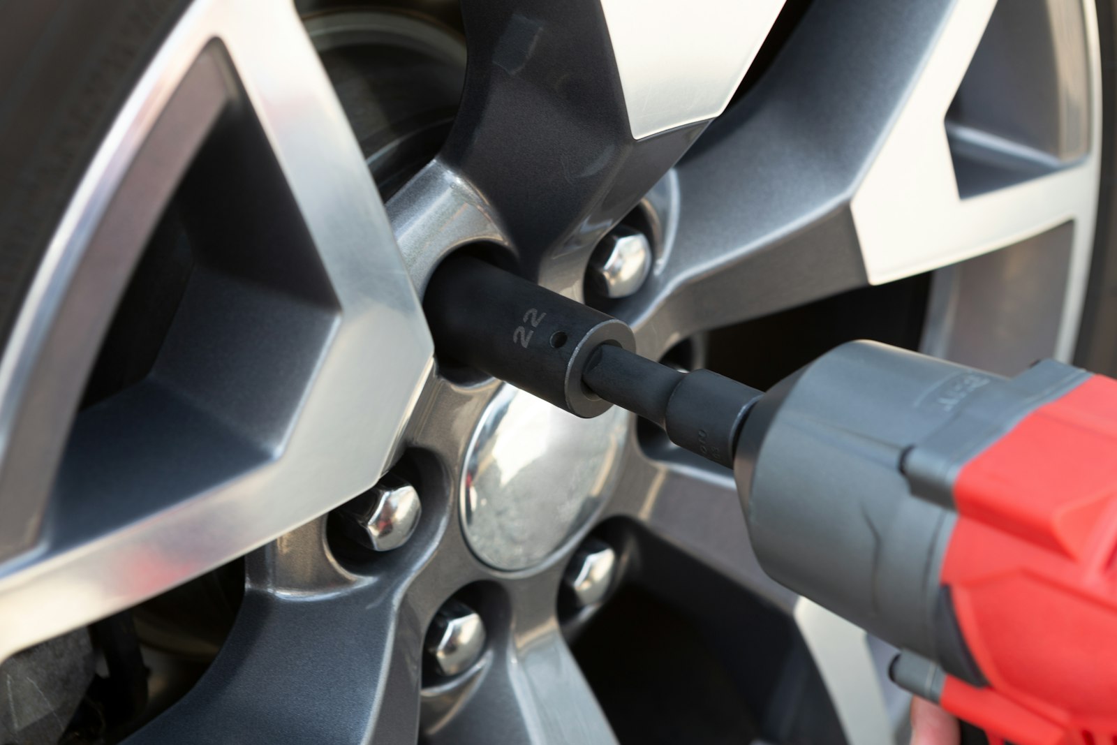 Llave de impacto sobre la rueda de un auto para alineación y balanceo