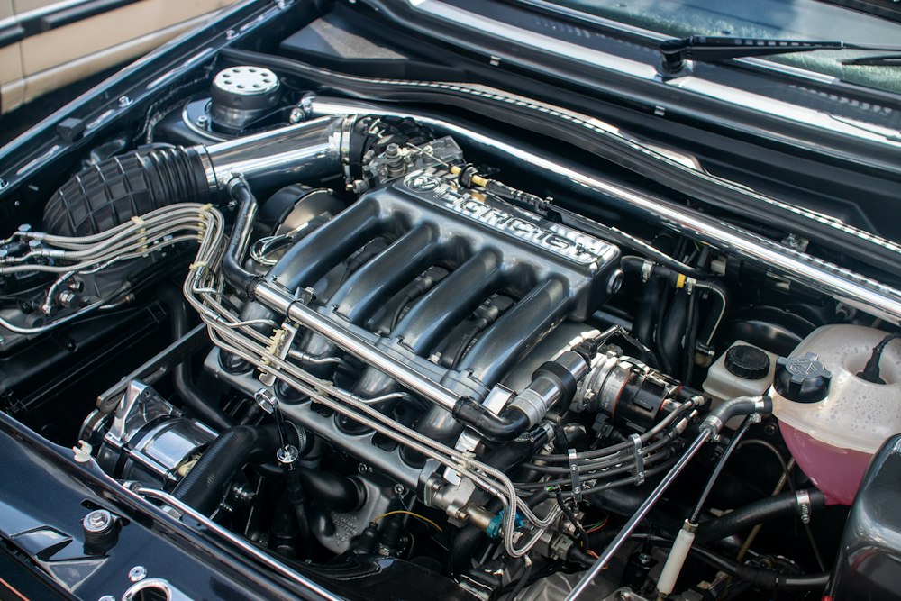 Compartimiento del motor durante la limpieza de inyectores en el vehículo