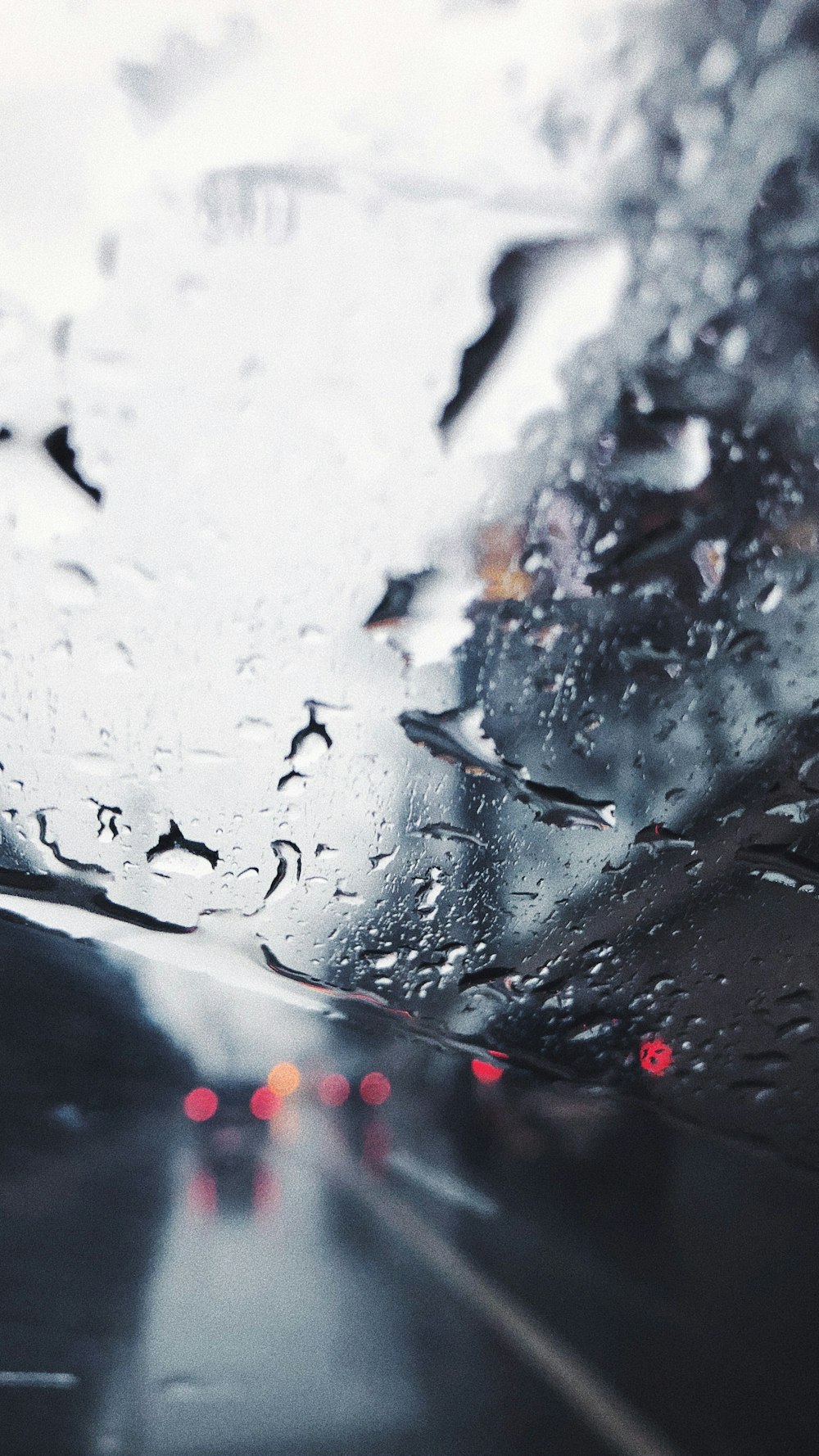 Parabrisas con gotas de lluvia visto desde el interior del auto