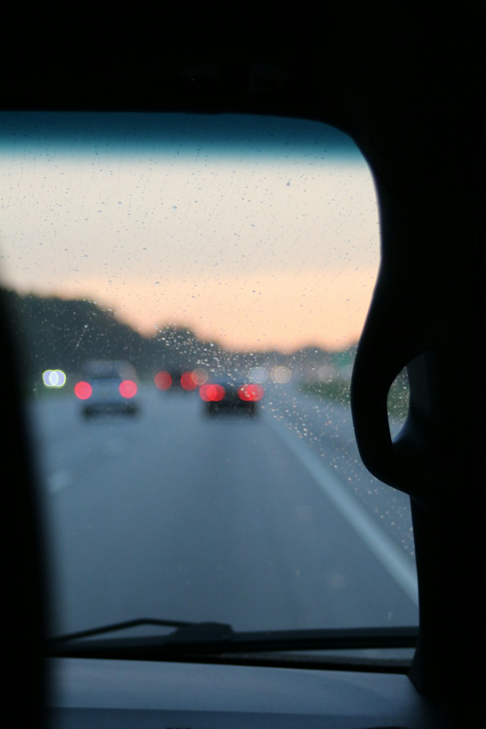 Vidrio trasero de un auto al atardecer