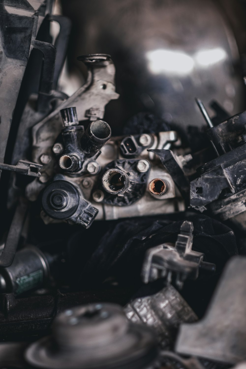 Piezas de un turbo desarmado sobre el mesón del taller
